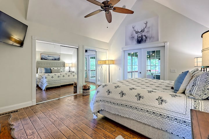 Dormitorio principal.  Armario con vestidor incluido detrás de las puertas con espejos.  
TV inteligente incluida.  