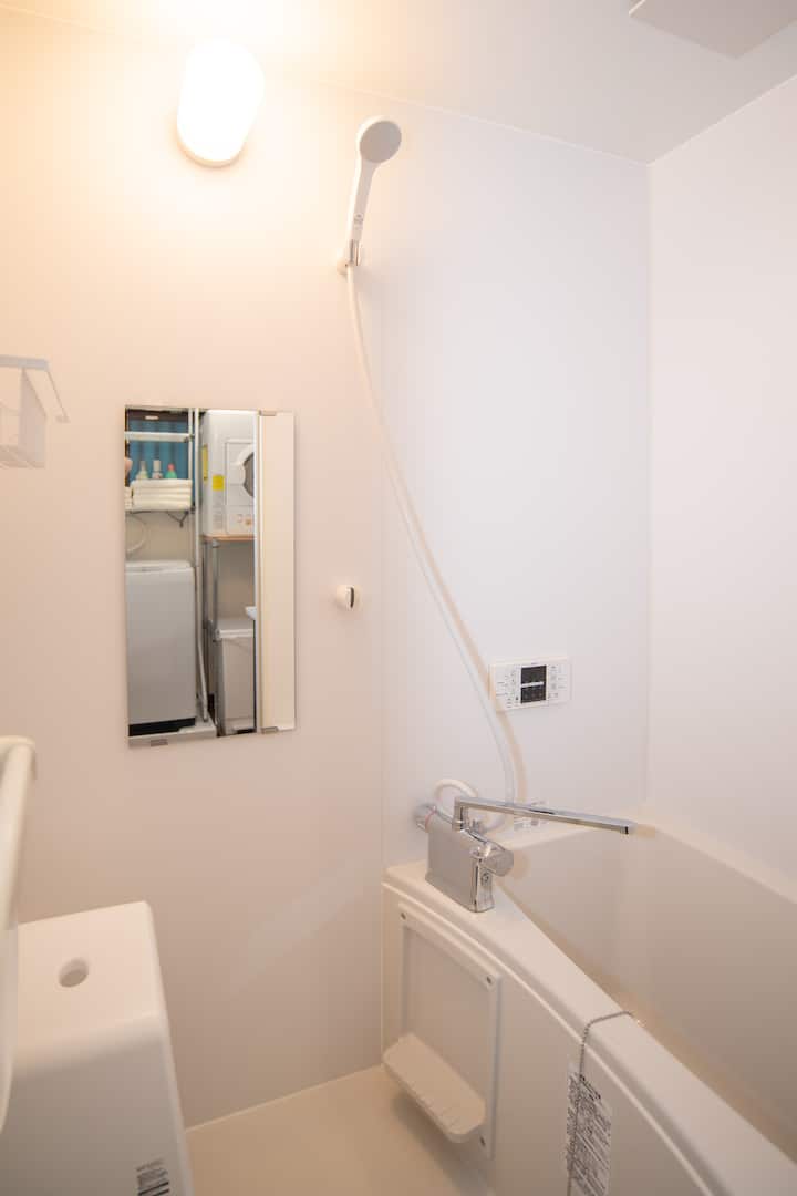 清潔感あふれるユニットバスをご用意しております。シンプルで機能的なデザインながら、浴槽とシャワーを備えており、長旅の疲れをゆっくり癒すことができます。洗面スペースも隣接しており、使い勝手の良さが魅力です。ご滞在中はいつでも快適にご利用いただけ、特にご家族やグループでの滞在におすすめです。

長期滞在やお子様連れのご旅行に嬉しいシャンプー、コンディショナー、ボディソープを常備しています 。