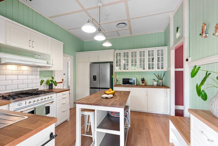 A Colourful Life! 4Bed/2.5Bath/1Car ~ Queenslander gallery image 3