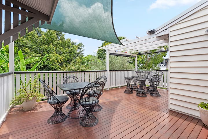 A Colourful Life! 4Bed/2.5Bath/1Car ~ Queenslander gallery image 2