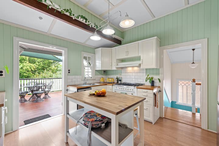 A Colourful Life! 4bed/2.5bath/1car ~ Queenslander - Australië