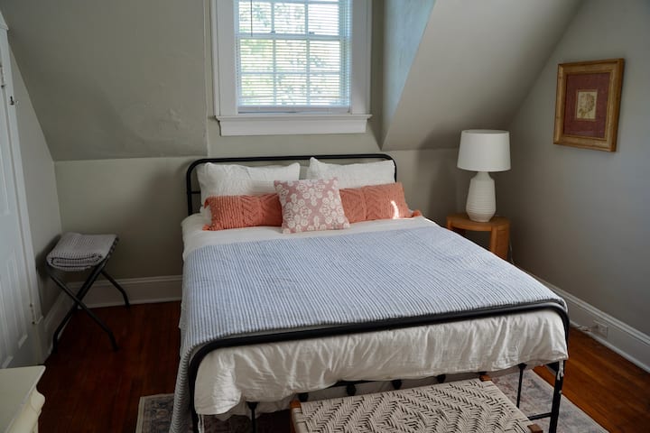 Een schattig dakkapel en 2e raam laten prachtig licht binnen in deze ruimte.  Een bureau met licht en spiegel zijn voor u aanwezig; samen met een comfortabele zitstoel en  extra deken. Een klein nachtkastje heeft ook lades om je spullen op te bergen.