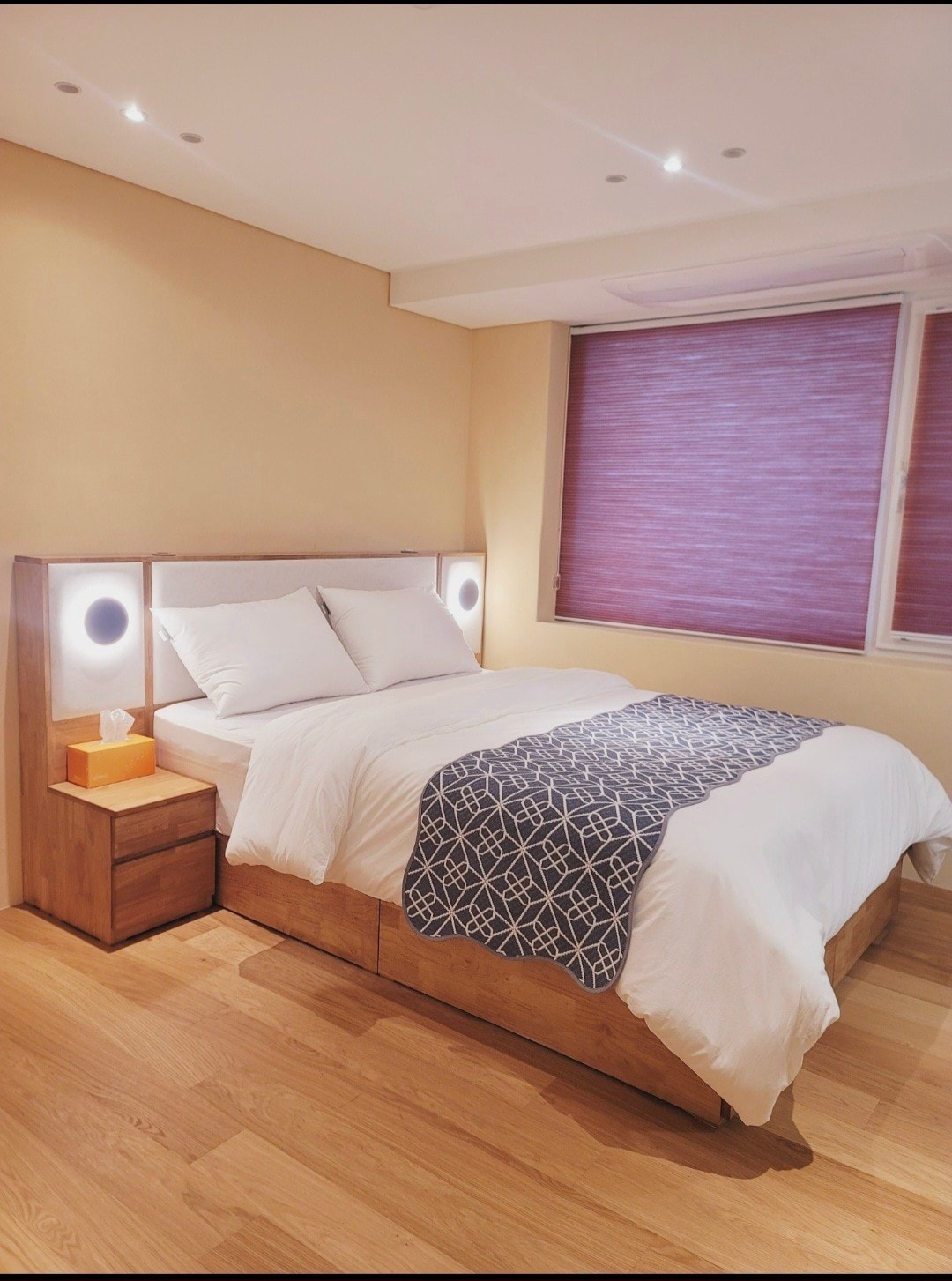 เตียงใหญ่โต๊ะเครื่องแป้งห้องสุขาแยกต่างหาก