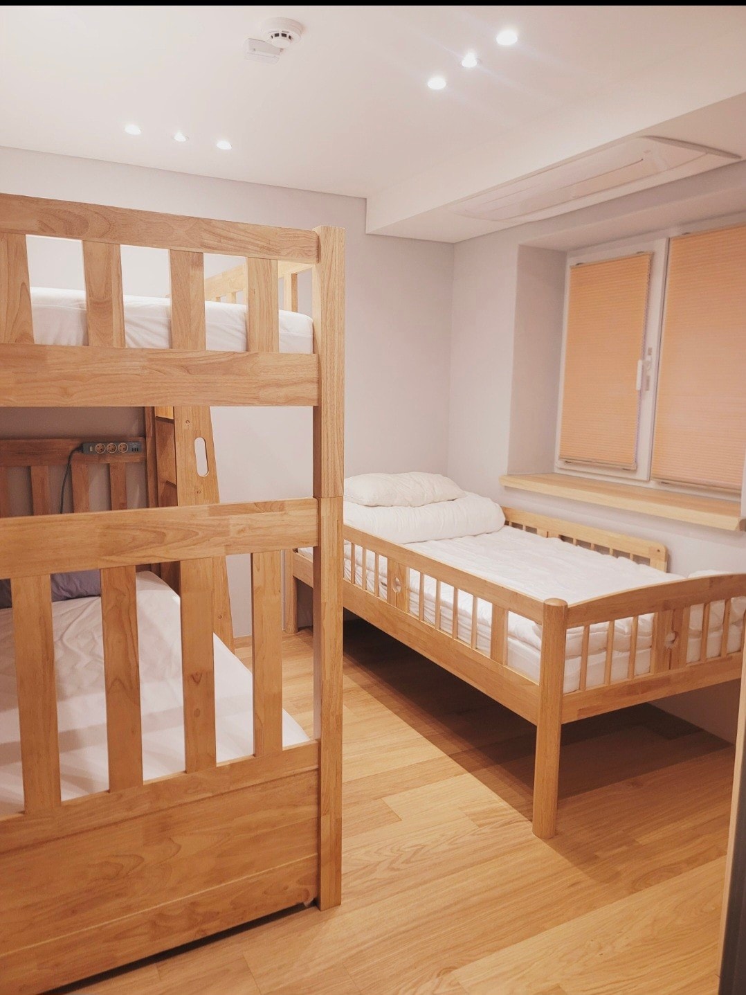 เตียงสองชั้นเดี่ยว, เตียงสองชั้นเดี่ยว, ตู้เสื้อผ้า, ตู้เสื้อผ้า