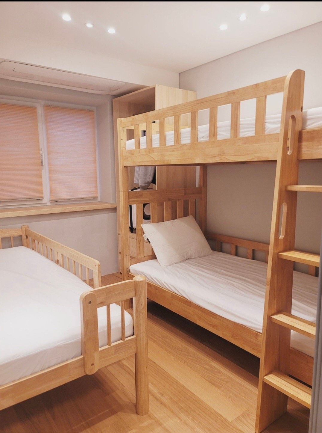 เตียงสองชั้นเดี่ยว, เตียงสองชั้นเดี่ยว, ตู้เสื้อผ้า, ตู้เสื้อผ้า