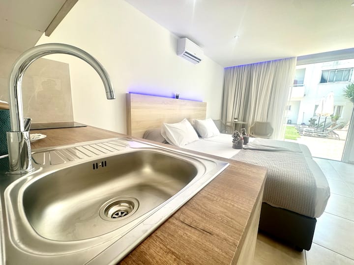 Sun Plaza - Superior Studio, Patio & Pool Access - Ayia Napa