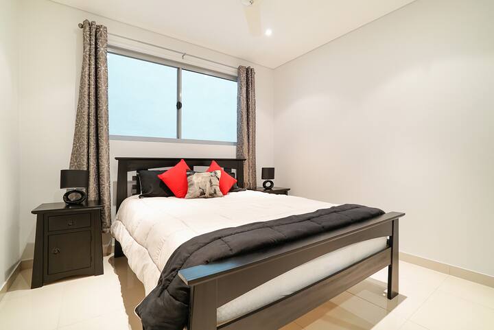 2. spavaća soba nalazi se odmah pored glavnog ulaza. Kupaonica je nasuprot.