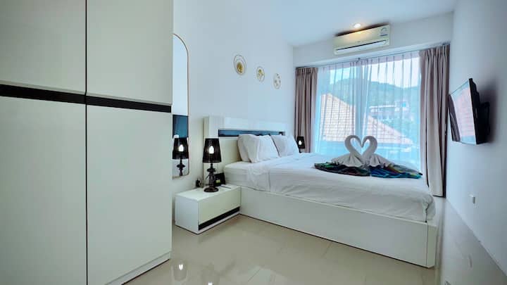 غرفة نوم بإطلالة على الحديقة