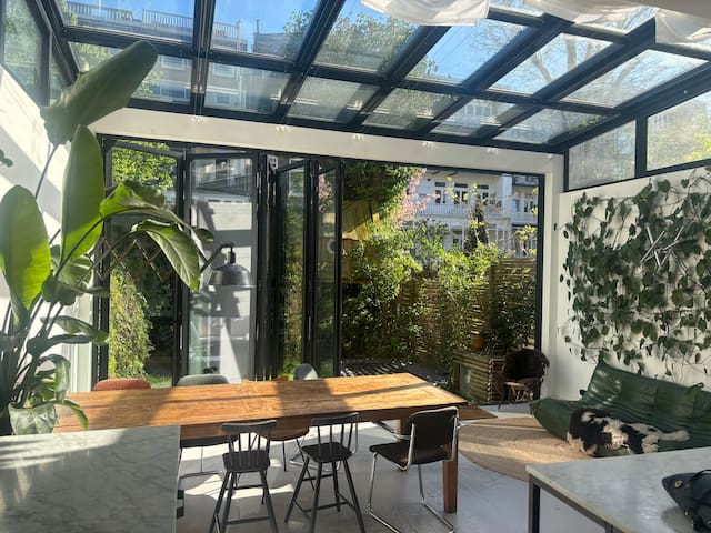 Stylish family home w. garden & airco in centre