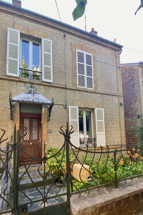 Family home, enclosed parking, 4 bedrooms, 2 bathrooms