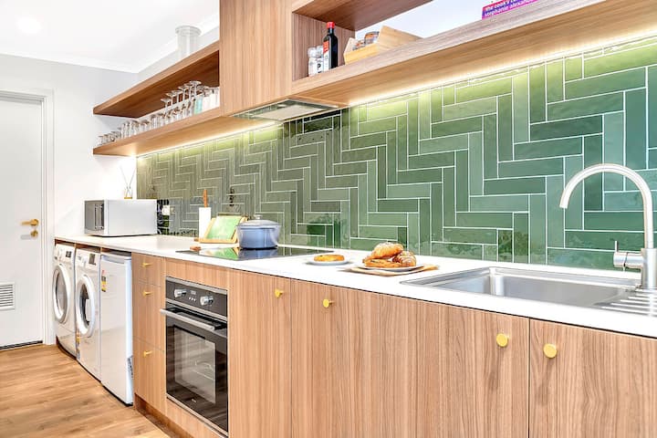 Spacious Sunny Studio | Wineries | Stirling 200m - Stirling SA, Australia