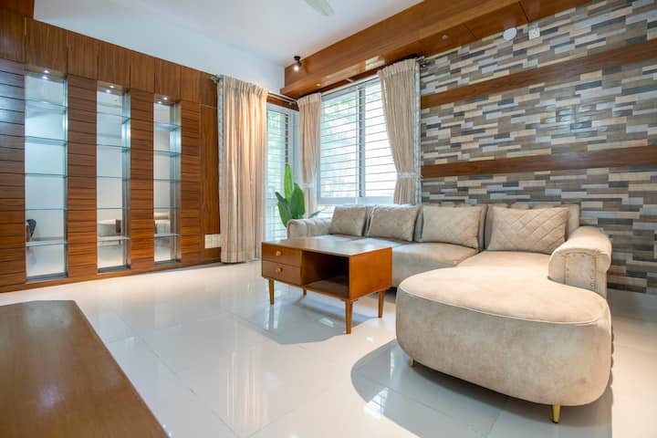 "¡Relájate y desconecta en nuestra acogedora sala de estar, con un cómodo sofá perfecto para descansar después de un día de exploración!"