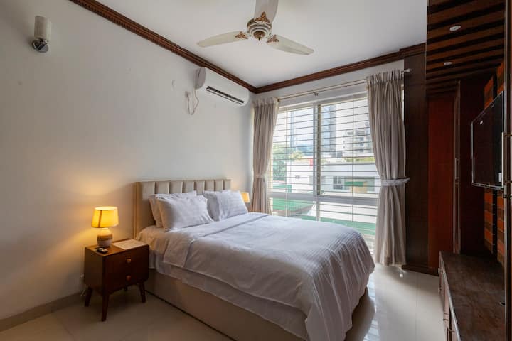 Duerme profundamente en una cama cómoda, diseñada para garantizar una noche de sueño reparador y rejuvenecedor.