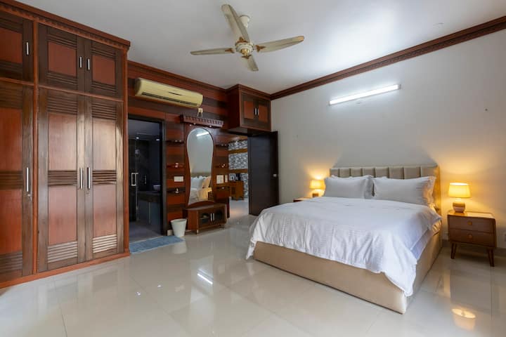 "Dormitorio cómodo con un amplio armario y un espejo de cuerpo entero, que proporciona un amplio espacio de almacenamiento y conveniencia".