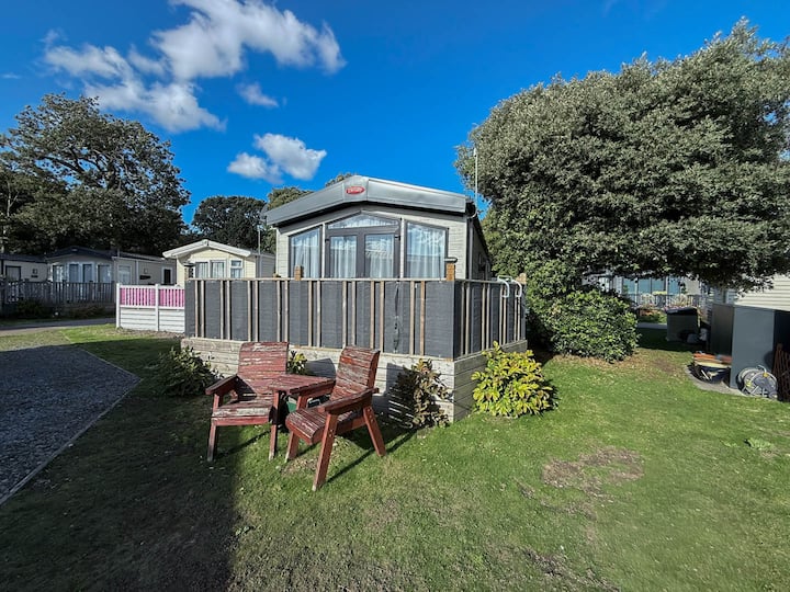 Caravan With Decking And Near Beach Ref 32025az - Lowestoft