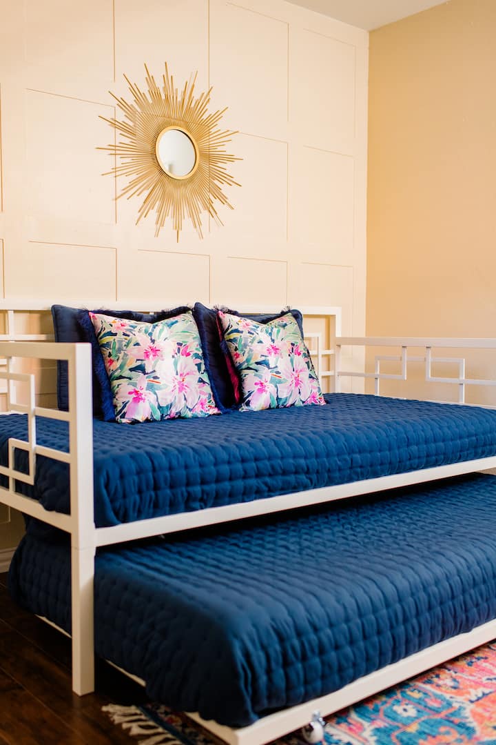 Dhoma e gjumit e vizitorëve ofron një strehë të rehatshme me një krevat me dy dyshekë dopio, shtroja krevati premium, ajo përfshin gjithashtu një televizor ROKU dhe një përzgjedhje librash për fëmijë për kënaqësi të shtuar leximi.