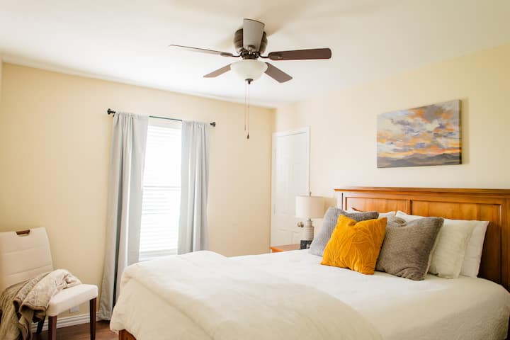 Dhoma e gjumit e vizitorëve ka shtroja krevati dhe stacione karikimi premium që mund të karikojnë një sërë pajisjesh, duke përfshirë telefona, orë inteligjente dhe kufje.