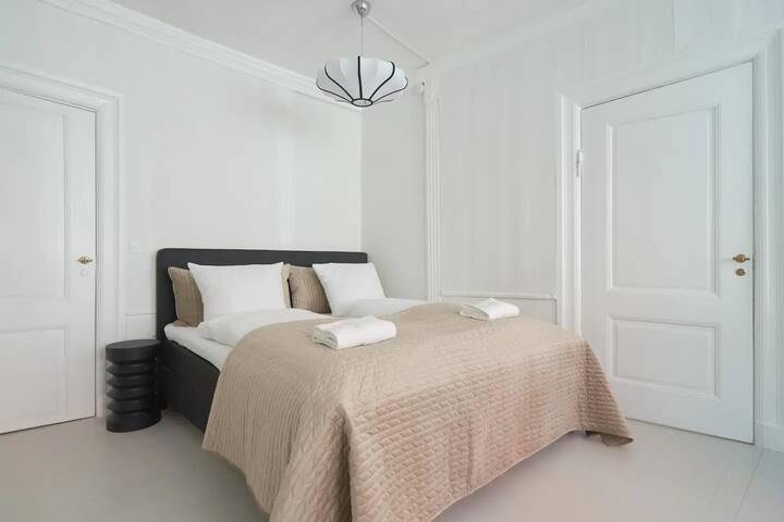 Spacious and modern apartment in best spot! gallery image 5