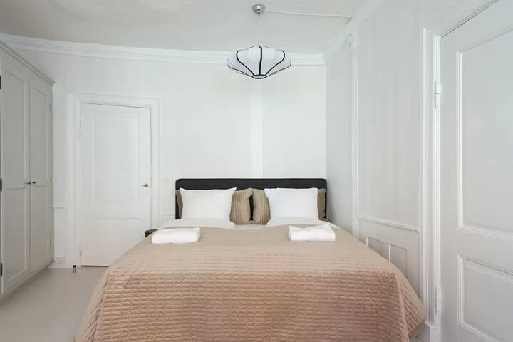 Spacious and modern apartment in best spot! gallery image 4