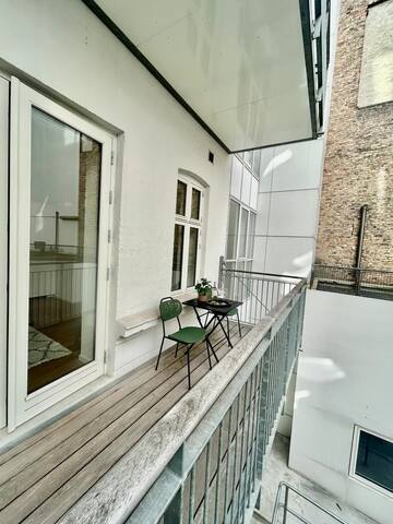 Spacious and modern apartment in best spot! gallery image 3