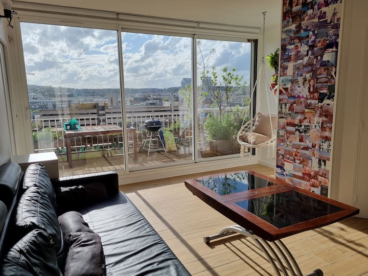 Dhomë ndenjjeje e ndritshme, tavolinë kafeje e përshtatshme dhe e zgjatshme (deri në 10 persona në tavolinë). Divan-krevat 140x200.