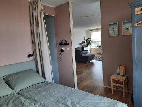 Spacious and bright apartment 15 minutes from Amsterdam