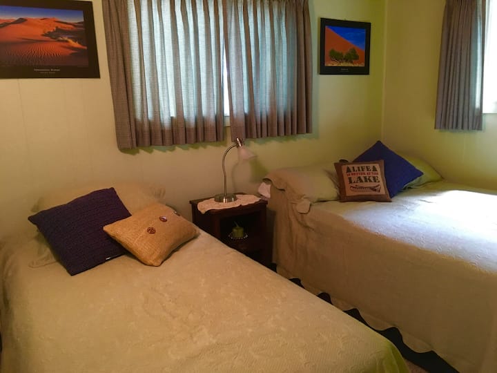 Dormitorio junto al lago en el piso principal; tiene una cama completa y una cama individual.