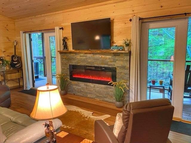 Top performing Airbnb: "Our Cabin on the Creek". 30 mins from Gatlinburg. in Cosby