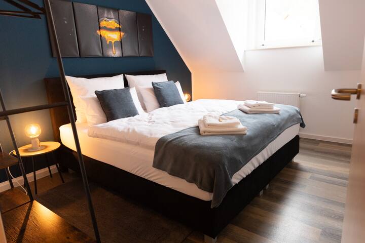 חדר שינה 1 עם מיטת אביב