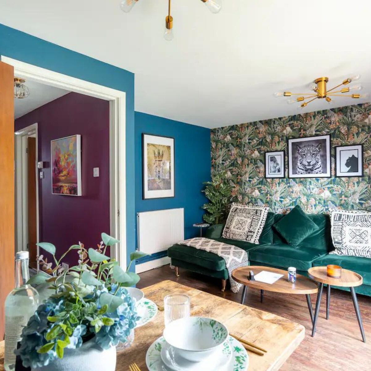 Top performing Airbnb: Last Availability: 5* Townhouse, Parking & Garden in Charlton Kings