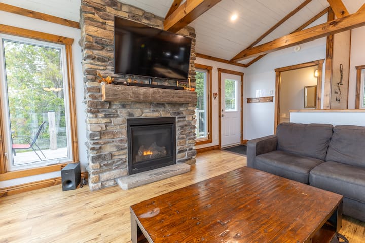 Lighthouse Views On Lake Huron-hot Tub, Pool Table - Tobermory