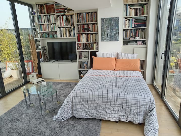 تتوفر وحدتا تخزين في  خزانة ملابس ورف شماعات