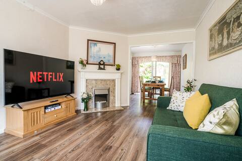 4 bed home oadby, Leicester, 8 guests, park 5 cars