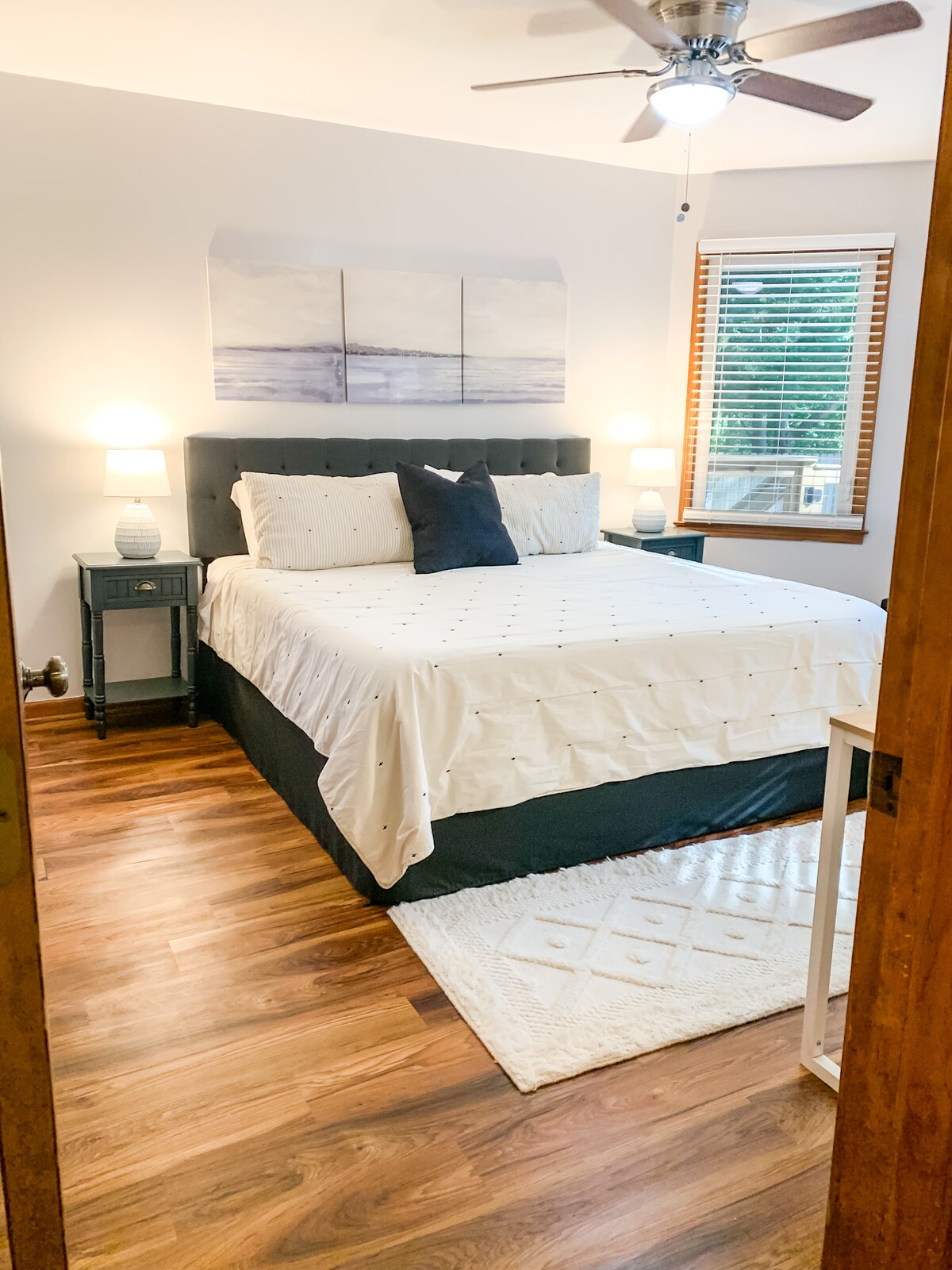 Спалнята край езерото има двойно легло king size.