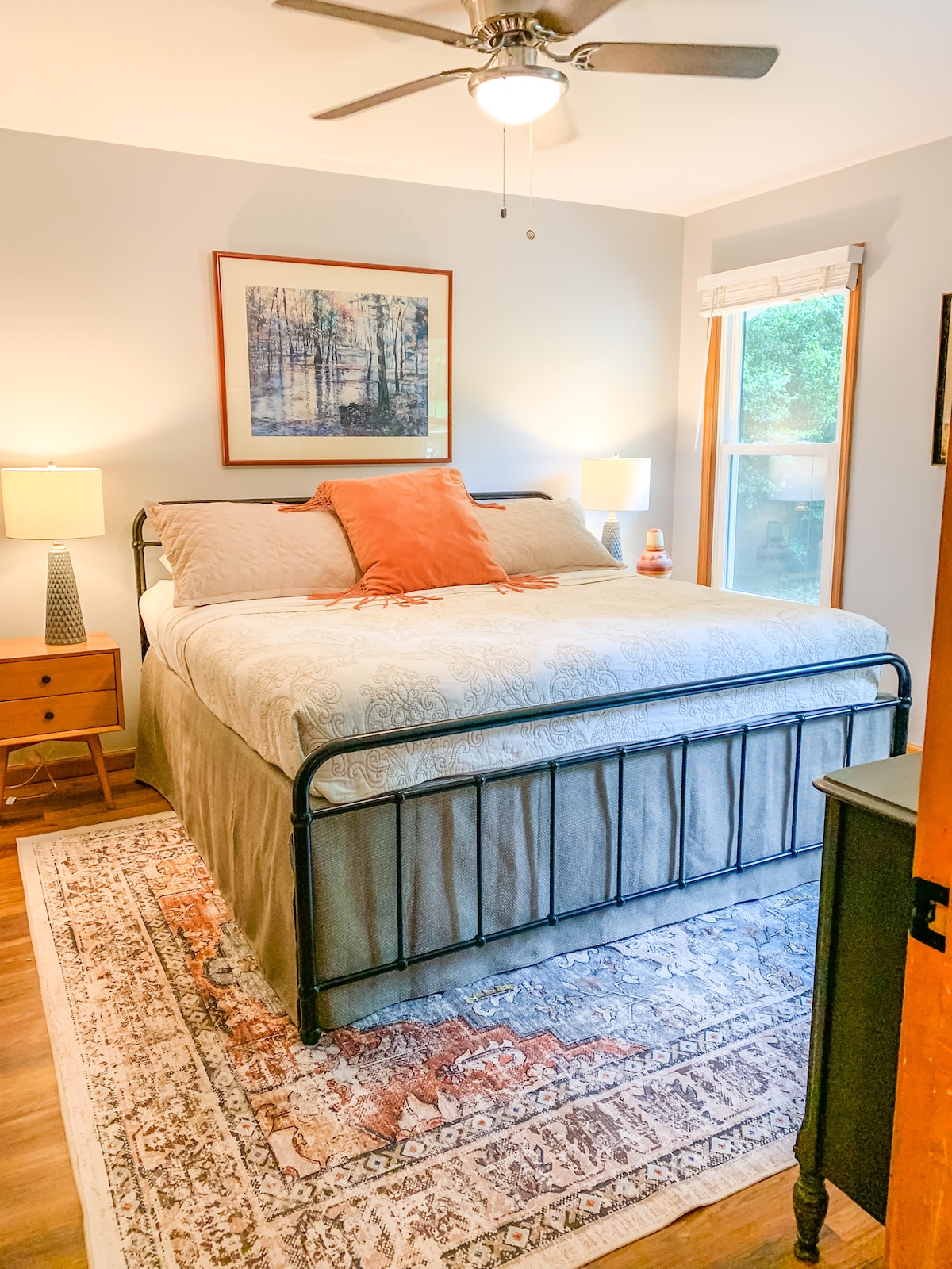 Удобно двойно легло в основната спалня