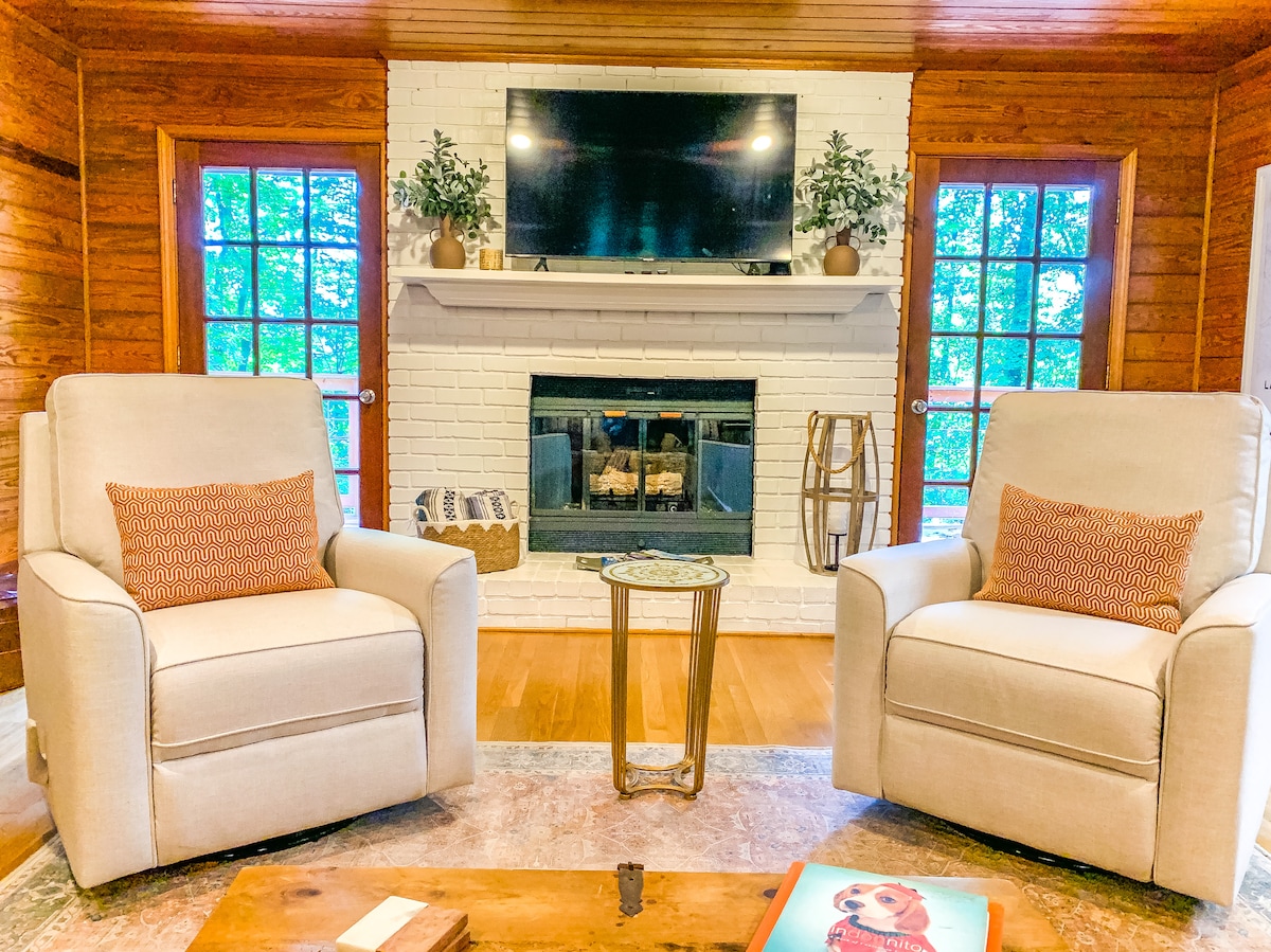 Popular Airbnb listing: Lakefront Home, Pool, Dock, Dog, Boats, FirePit in Gumlog