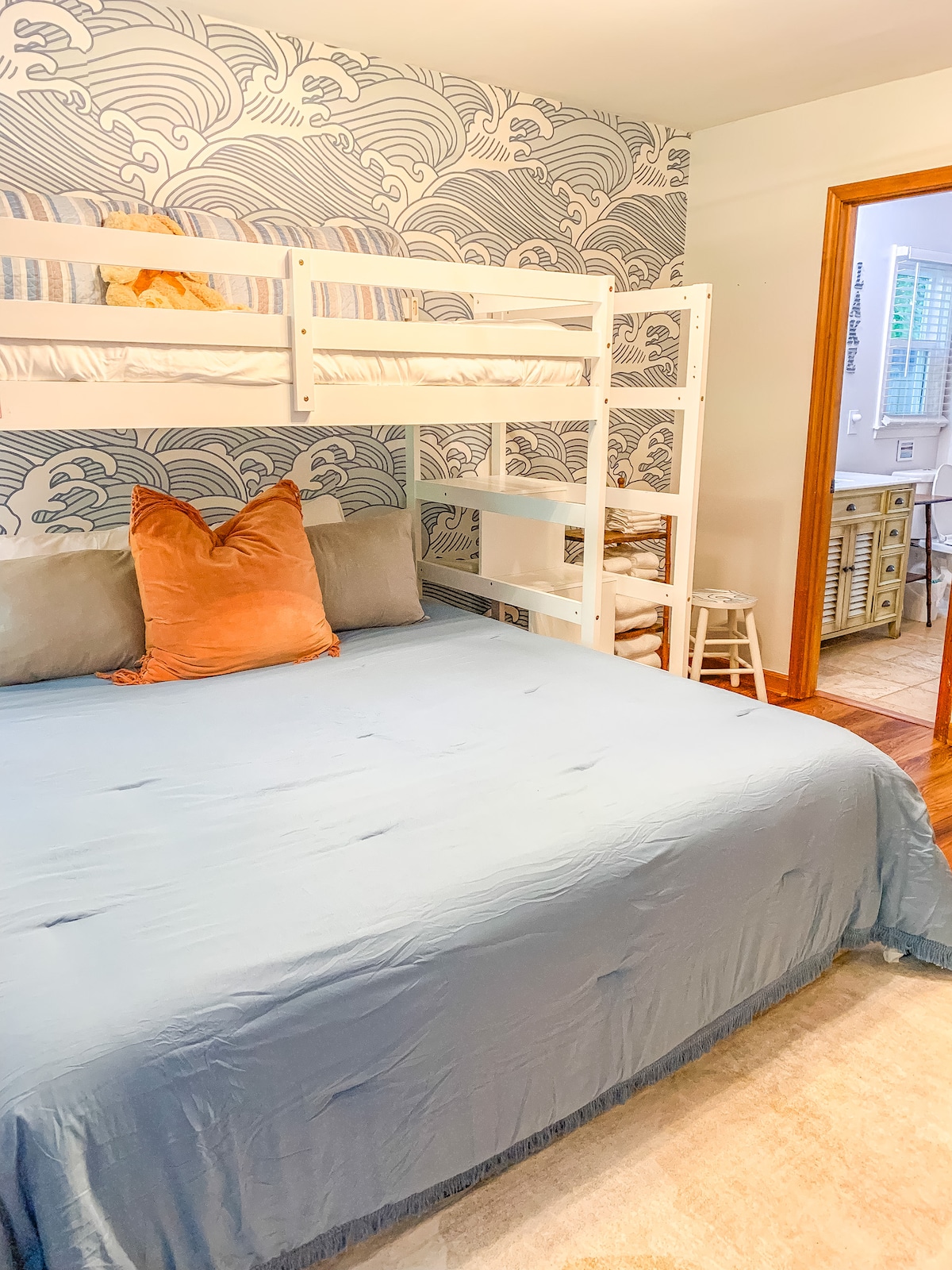 Голямо двойно легло и единично легло и въртележка могат да спят 4.