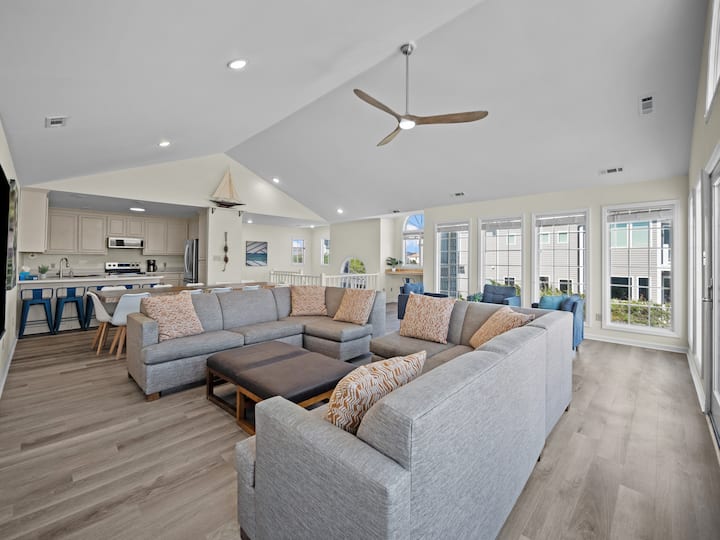 Sea Glass (A) Upscale Beachfront Retreat & Pool - Emerald Isle, NC