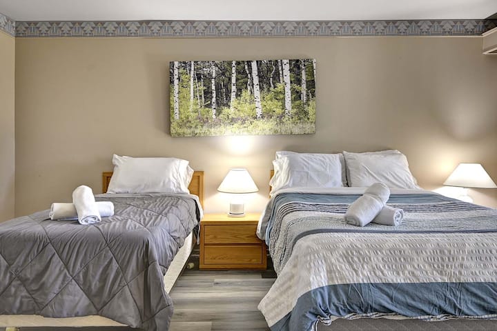 Dekori i kujdesshëm dhe një planimetri e pastër dhe moderne e bëjnë këtë dhomë gjumi të përsosur për net të qeta pas një dite eksplorimi në Mont-Tremblant.