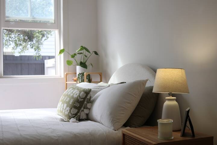 Modern Four Bedroom Home in Newport gallery image 4