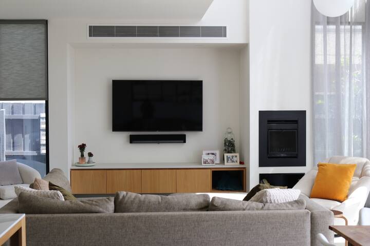 Modern Four Bedroom Home in Newport gallery image 3