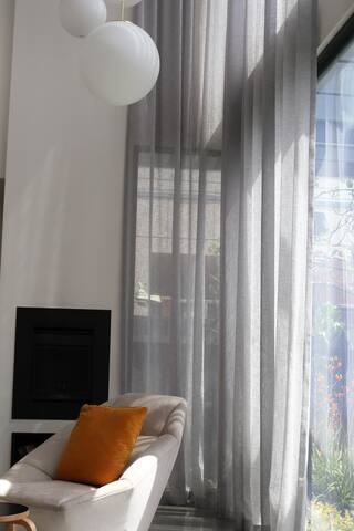 Modern Four Bedroom Home in Newport gallery image 5