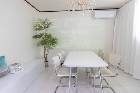 # Busan Station KTX 3 minutes # Private house on the 1st and 2nd floors # Netflix # Beam # 3 bedrooms # 4 beds # Busan City Tour