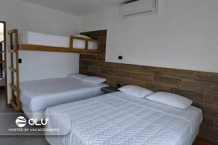 Habitación #2 
- 1 cama tamaño queen 
- 1 litera con 1 cama tamaño queen y 1 imperial.