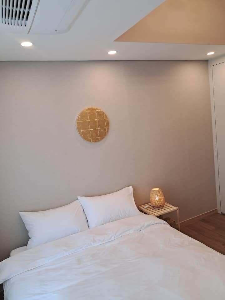 ห้องนอนสำหรับ 2 คน

 มีตู้บิวท์อินขนาดใหญ่เพื่อให้คุณสามารถเดินทางได้
คุณสามารถรักษาความเป็นระเบียบเรียบร้อยและเป็นระเบียบได้
อยู่ที่นั่นหรือเปล่า
