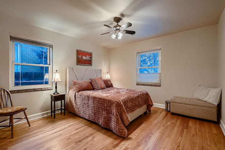 Пространа спална соба со голем плакар и прекрасни дрвени подови.