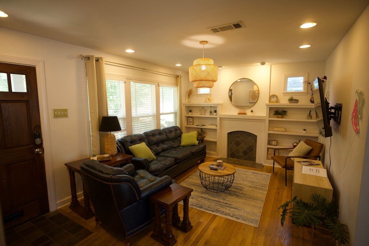 Top performing Airbnb: 2/1 Cottage + Yard/Near Downtown and UT in West Austin Ng