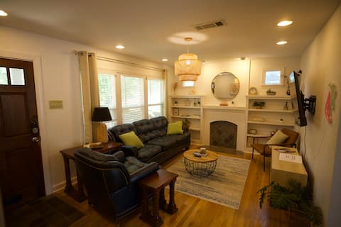 Top performing Airbnb: 2/1 Cottage + Yard/Near Downtown and UT in West Austin Ng