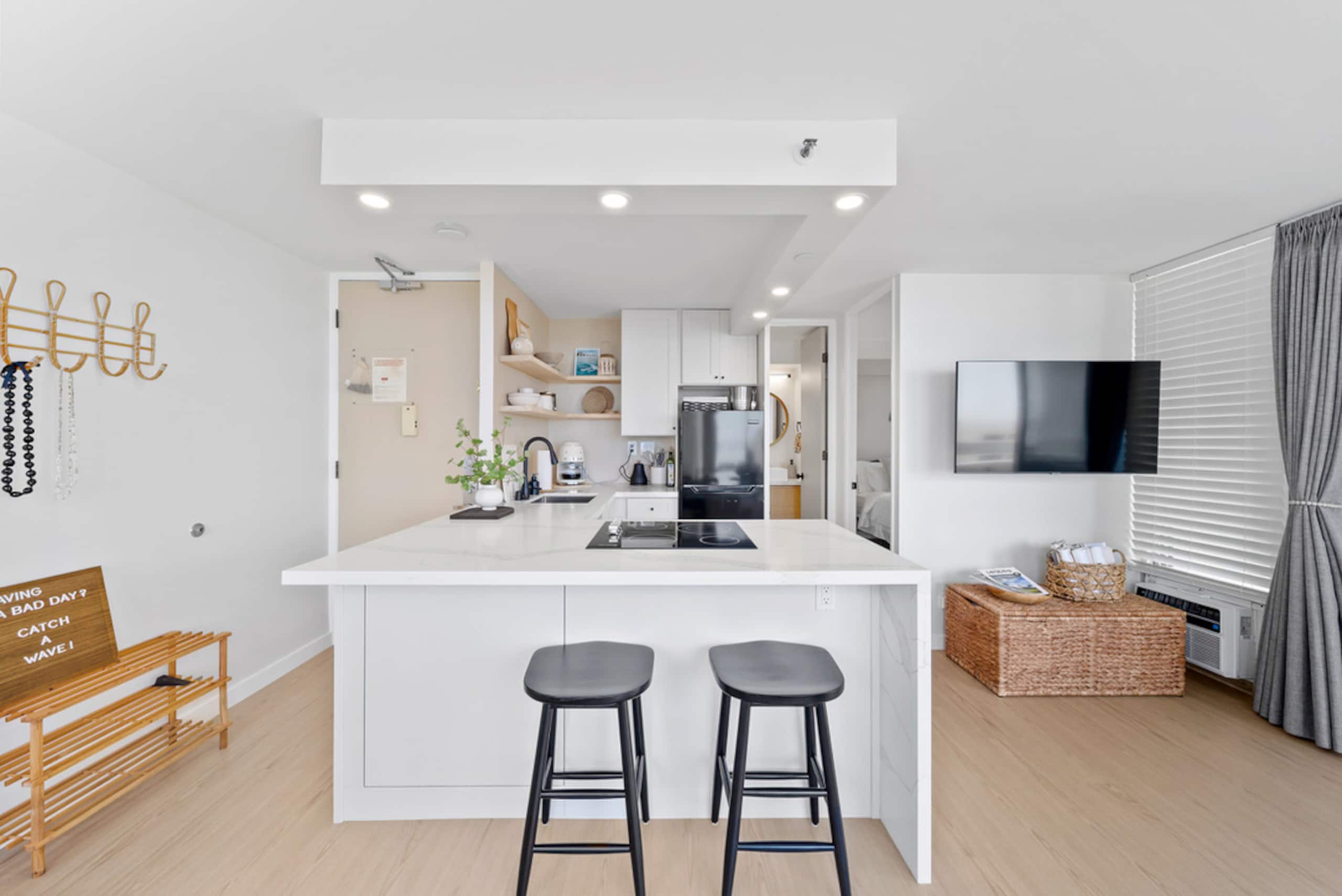 Condo in Honolulu · ★4.98 · 1 bedroom · 2 beds · 1 shared bath - Image 13