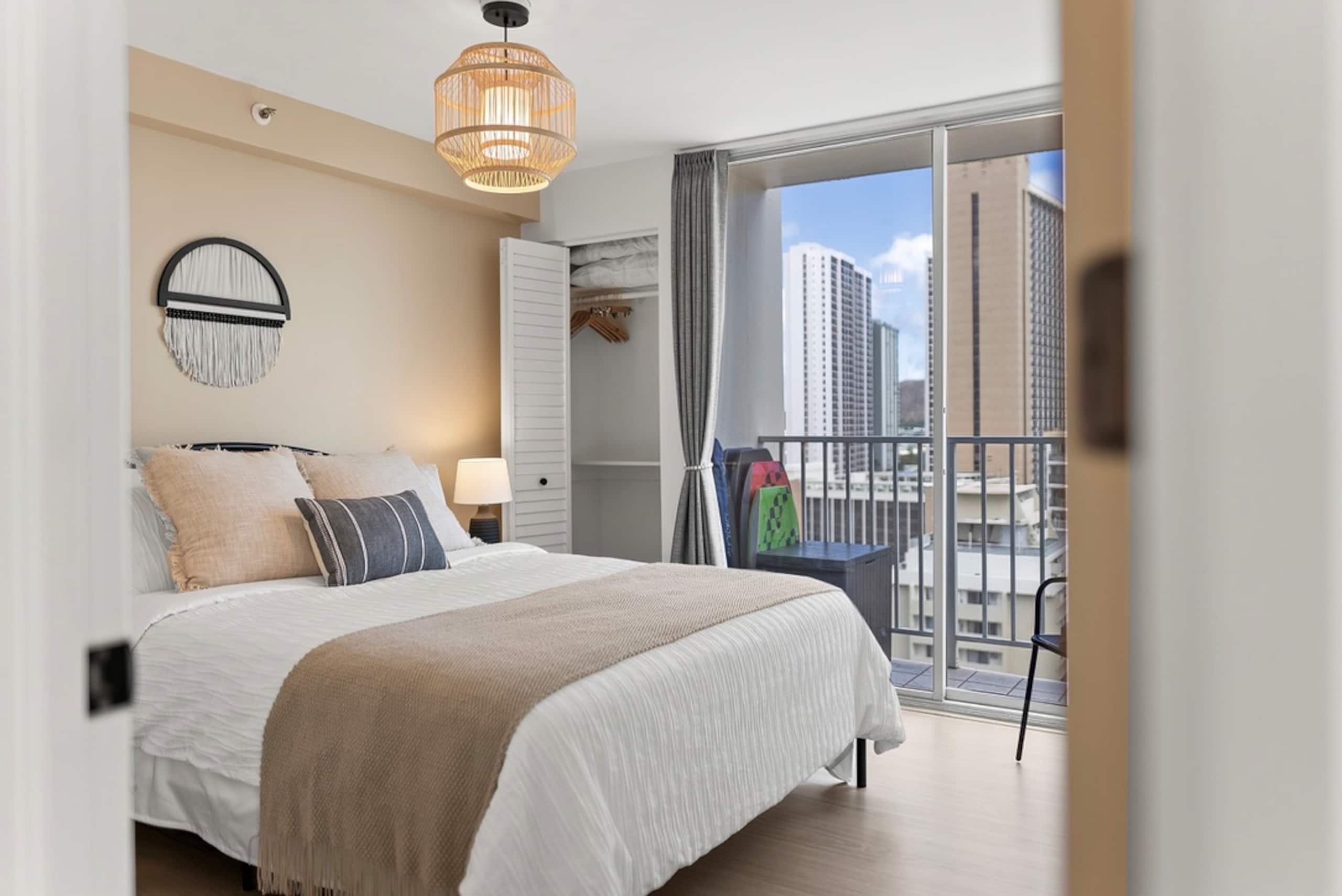 Condo in Honolulu · ★4.98 · 1 bedroom · 2 beds · 1 shared bath - Image 1